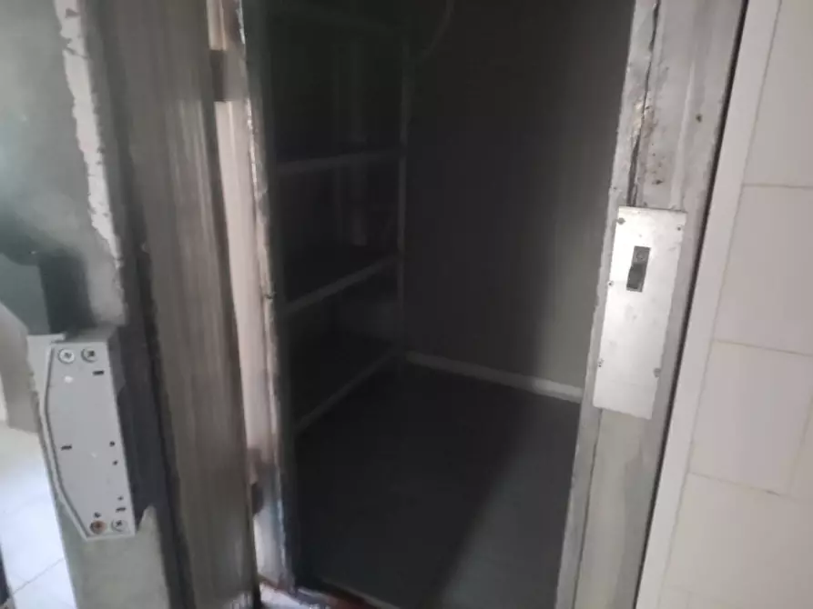 Immagine 26 di Attività commerciale in affitto  in Via Foria 138 a Napoli