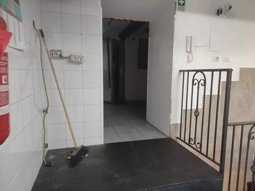 Immagine 29 di Attività commerciale in affitto  in Via Foria 138 a Napoli