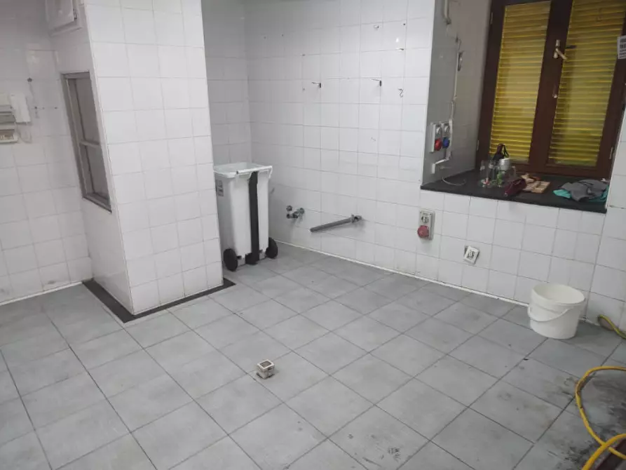 Immagine 30 di Attività commerciale in affitto  in Via Foria 138 a Napoli