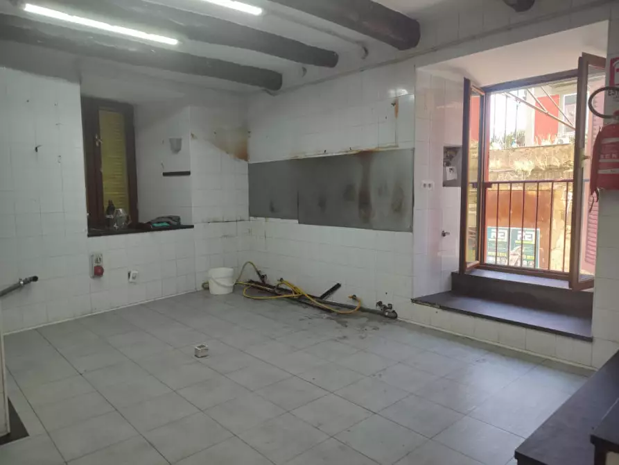 Immagine 36 di Attività commerciale in affitto  in Via Foria 138 a Napoli