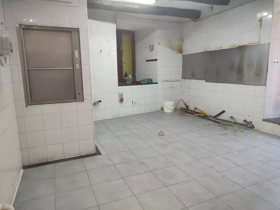 Immagine 37 di Attività commerciale in affitto  in Via Foria 138 a Napoli