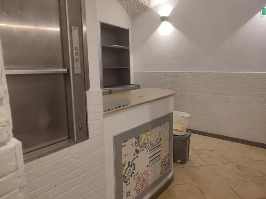 Immagine 43 di Attività commerciale in affitto  in Via Foria 138 a Napoli