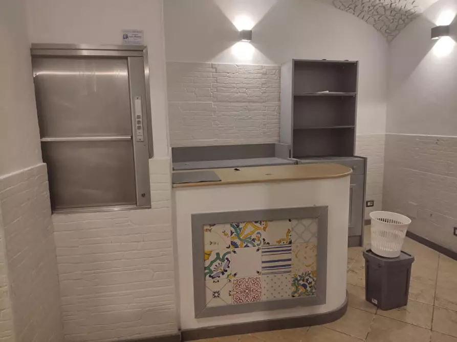 Immagine 48 di Attività commerciale in affitto  in Via Foria 138 a Napoli