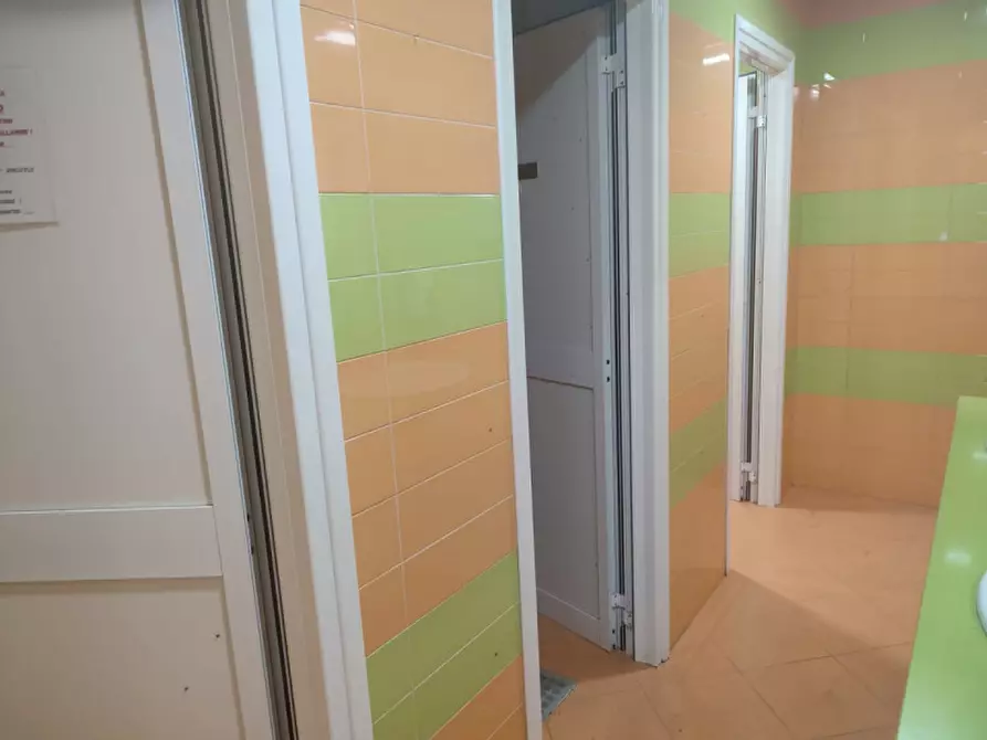 Immagine 59 di Attività commerciale in affitto  in Via Foria 138 a Napoli