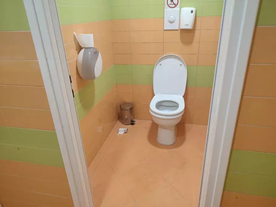 Immagine 60 di Attività commerciale in affitto  in Via Foria 138 a Napoli