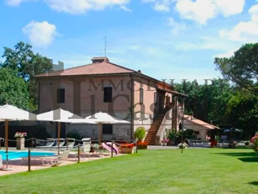 Immagine 2 di Agriturismo in vendita  a Castiglione Del Lago