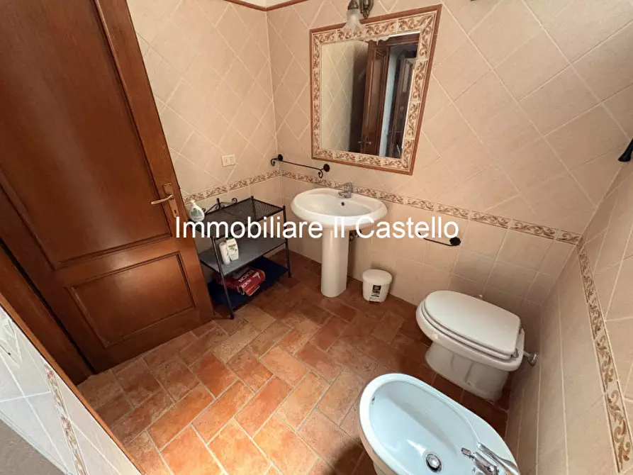 Immagine 17 di Agriturismo in vendita  a Castiglione Del Lago