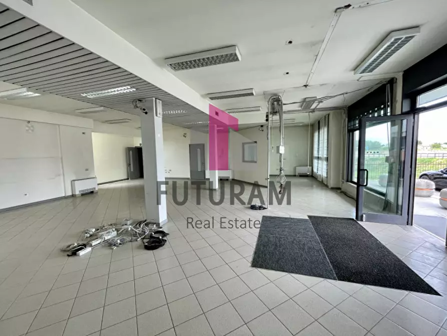 Immagine 2 di Negozio in vendita  a Bovolenta