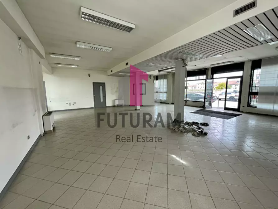 Immagine 4 di Negozio in vendita  a Bovolenta