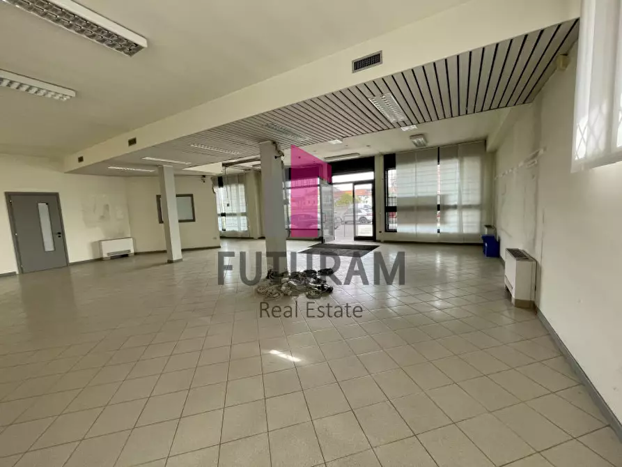 Immagine 5 di Negozio in vendita  a Bovolenta