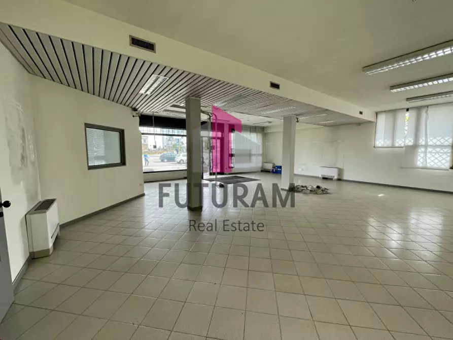 Immagine 7 di Negozio in vendita  a Bovolenta