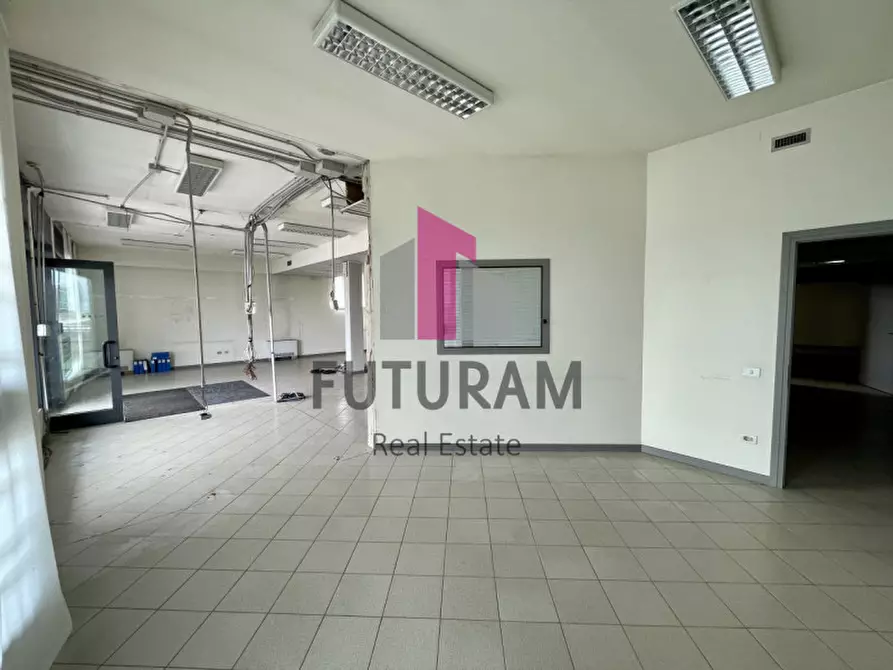 Immagine 8 di Negozio in vendita  a Bovolenta