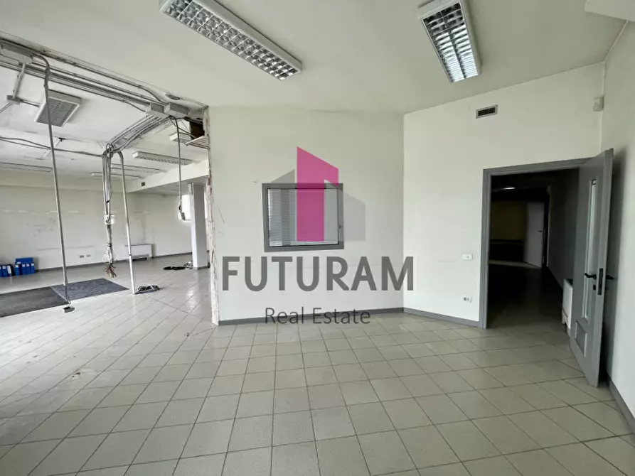 Immagine 9 di Negozio in vendita  a Bovolenta