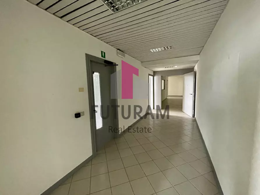 Immagine 10 di Negozio in vendita  a Bovolenta