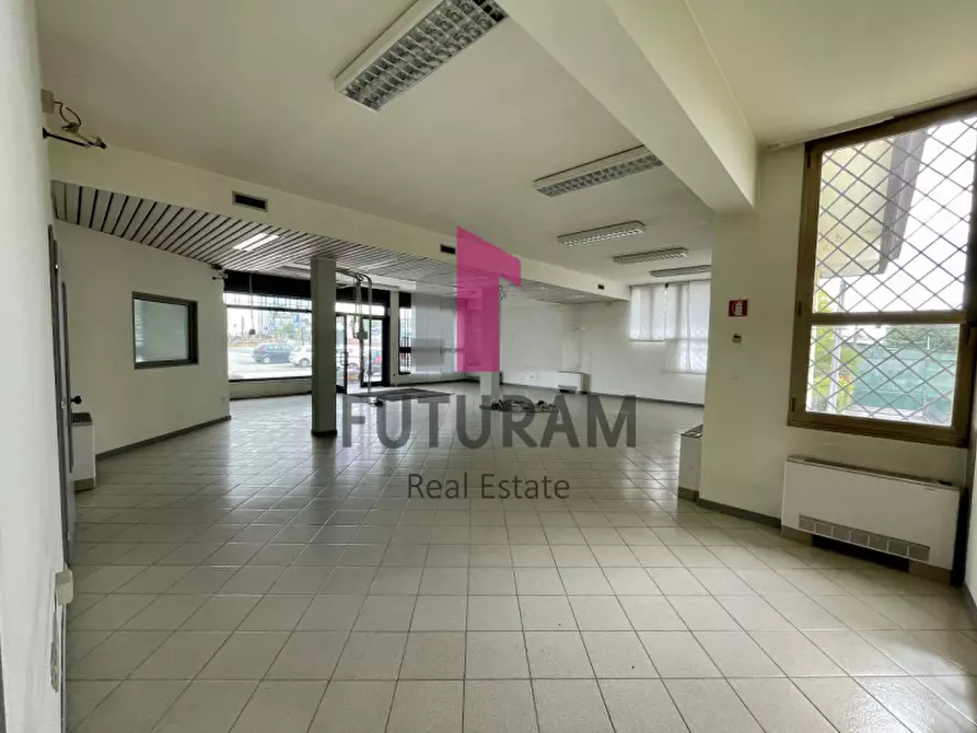 Immagine 11 di Negozio in vendita  a Bovolenta