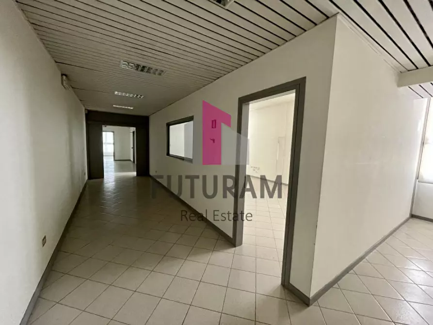 Immagine 12 di Negozio in vendita  a Bovolenta