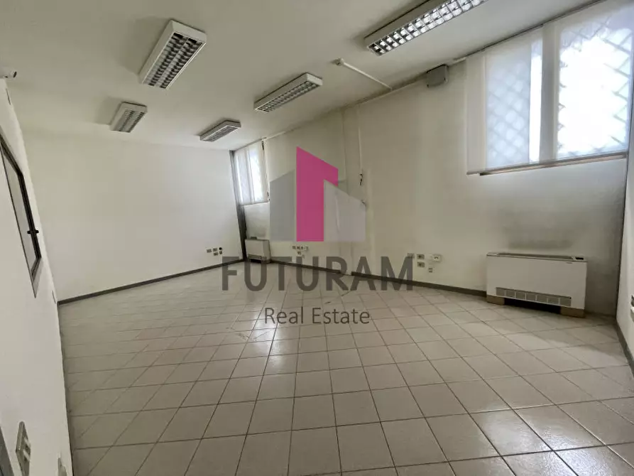 Immagine 13 di Negozio in vendita  a Bovolenta