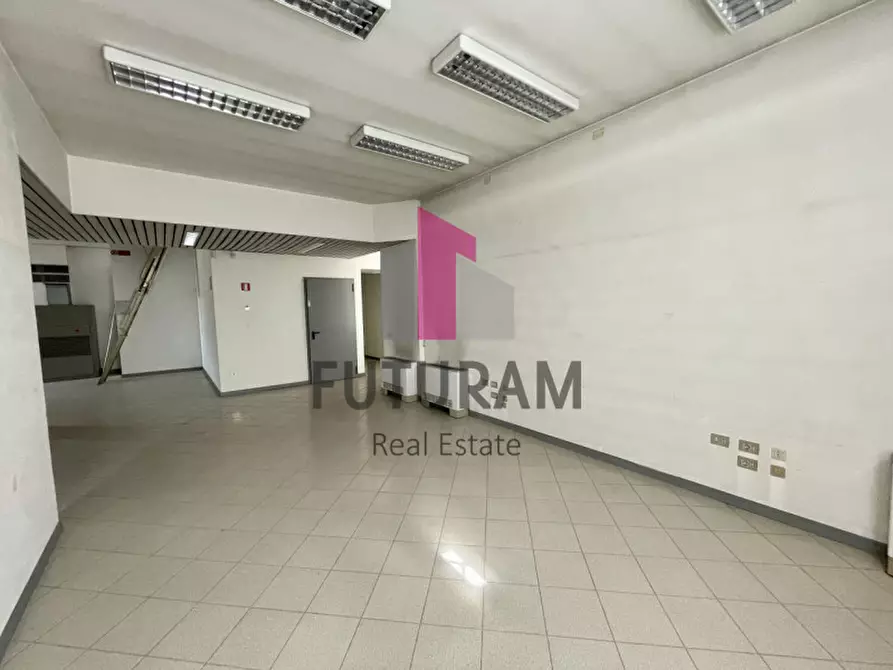 Immagine 14 di Negozio in vendita  a Bovolenta