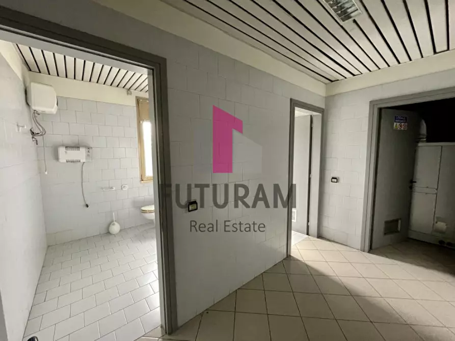 Immagine 15 di Negozio in vendita  a Bovolenta