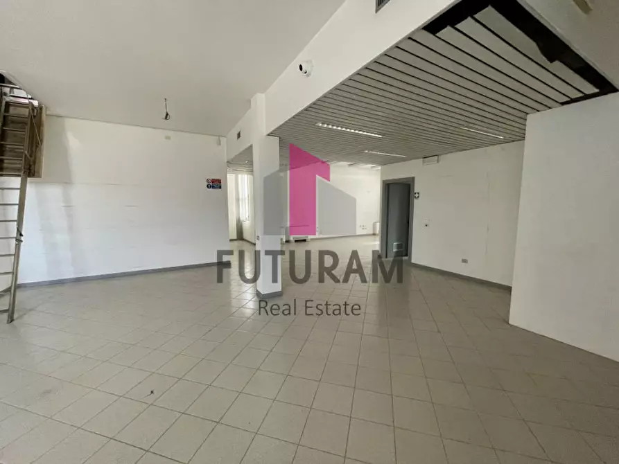 Immagine 16 di Negozio in vendita  a Bovolenta