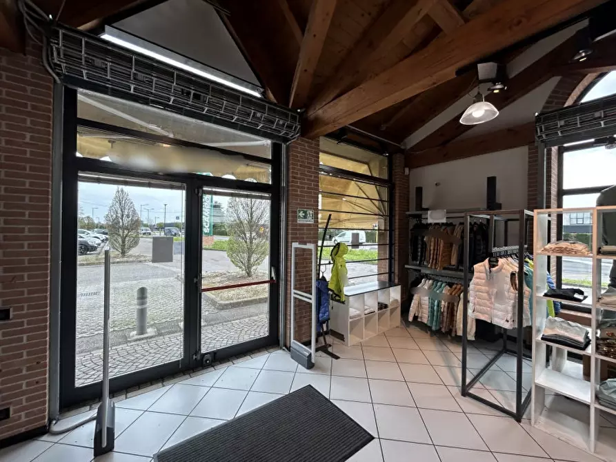 Immagine 8 di Negozio in vendita  in VIA LEVICO a Mestrino