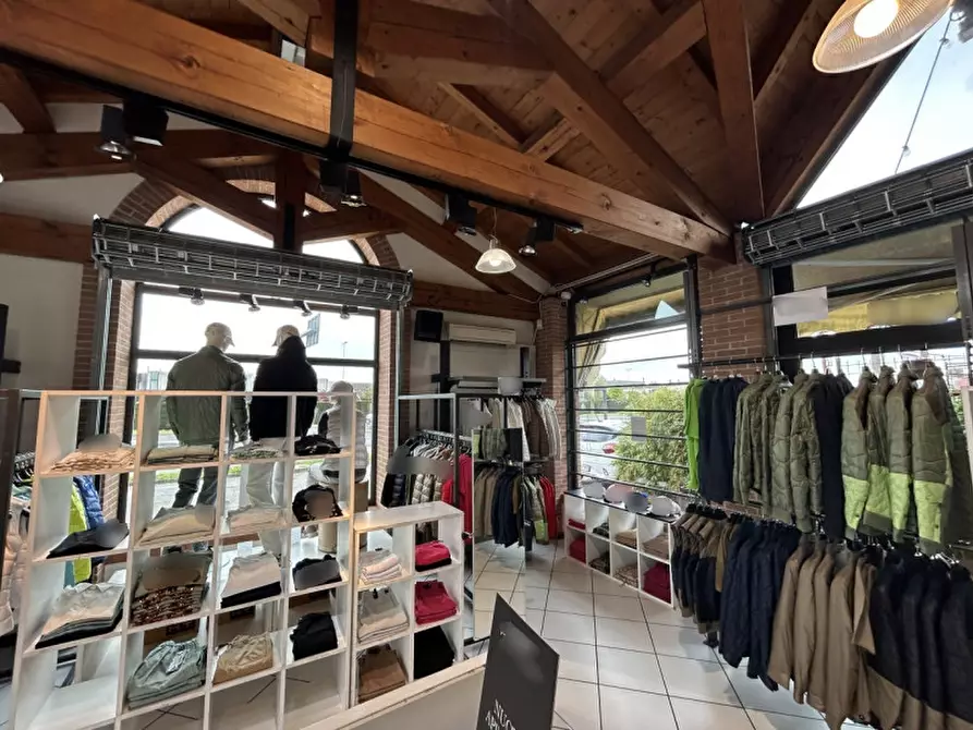 Immagine 10 di Negozio in vendita  in VIA LEVICO a Mestrino