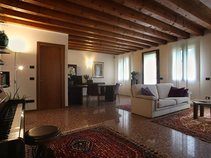 Immagine 1 di Palazzo in vendita  in viale dei tigli, a Rosà