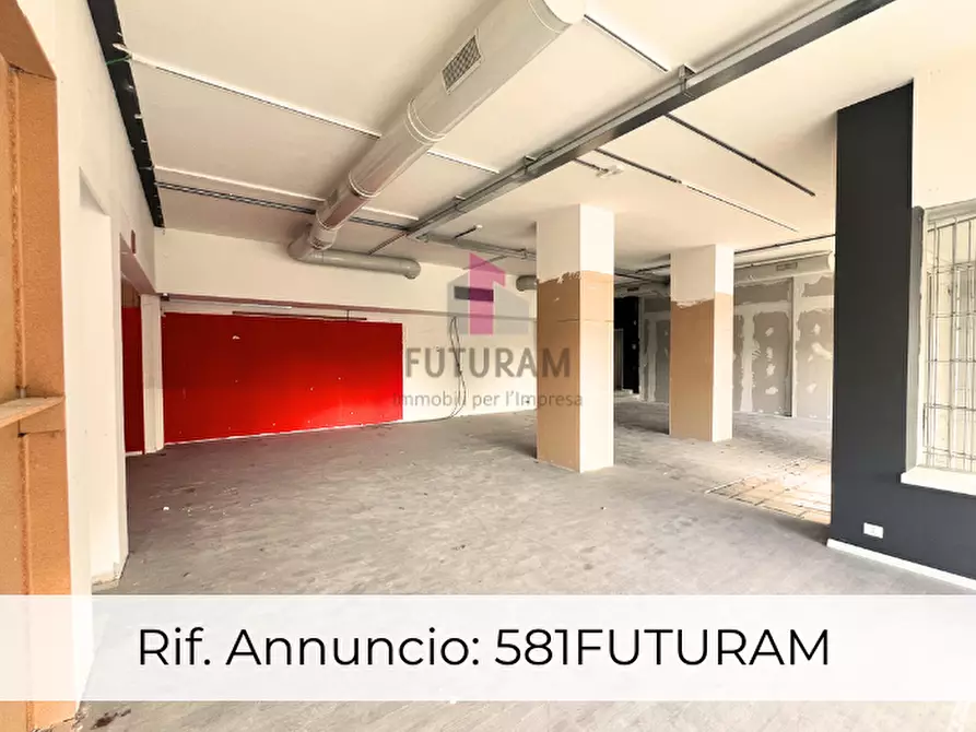 Immagine 1 di Negozio in vendita  a Vicenza