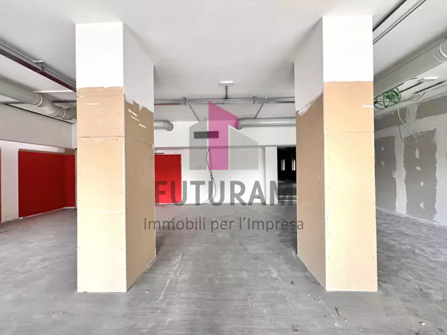 Immagine 5 di Negozio in vendita  a Vicenza