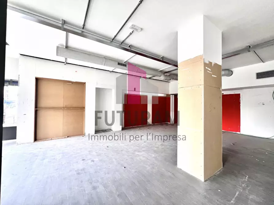 Immagine 6 di Negozio in vendita  a Vicenza