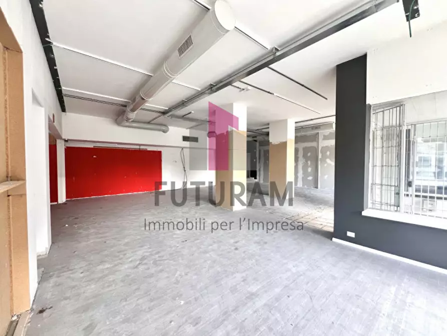 Immagine 8 di Negozio in vendita  a Vicenza