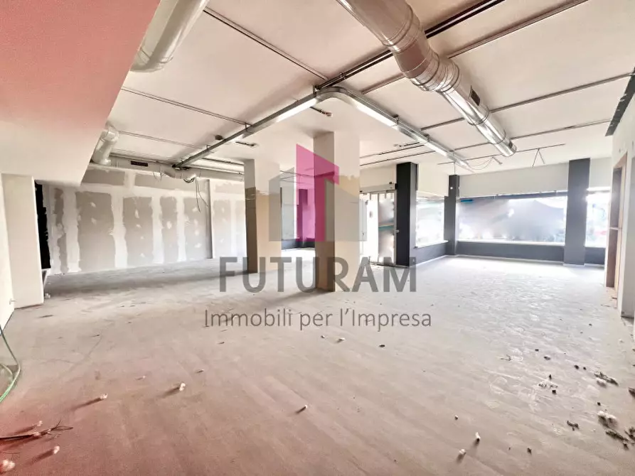 Immagine 9 di Negozio in vendita  a Vicenza