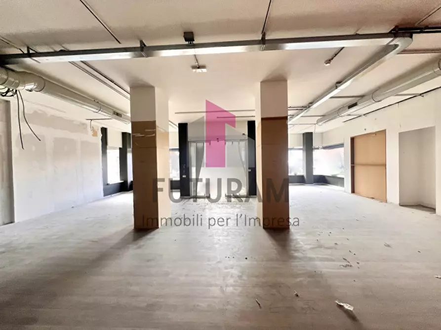 Immagine 10 di Negozio in vendita  a Vicenza