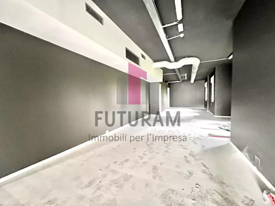 Immagine 12 di Negozio in vendita  a Vicenza