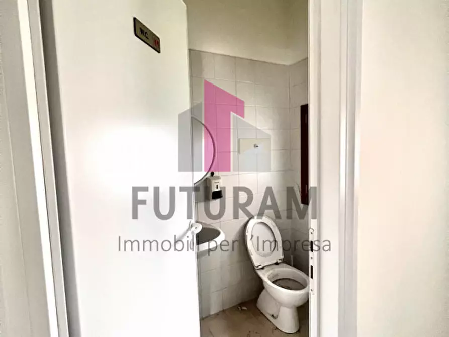 Immagine 13 di Negozio in vendita  a Vicenza