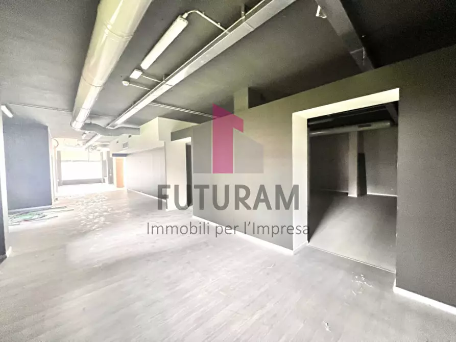 Immagine 14 di Negozio in vendita  a Vicenza