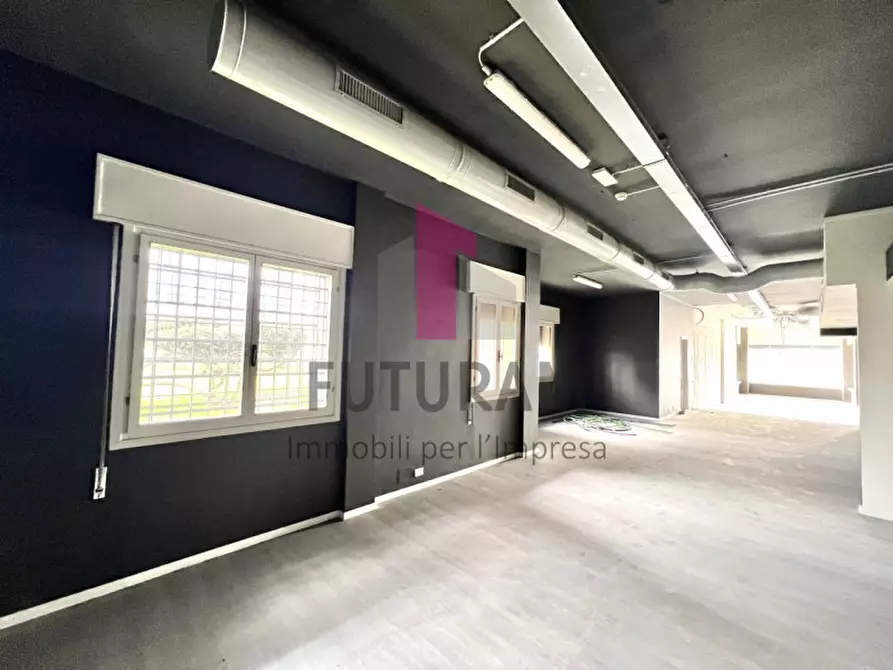 Immagine 15 di Negozio in vendita  a Vicenza