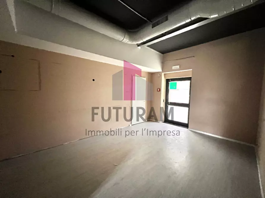 Immagine 17 di Negozio in vendita  a Vicenza