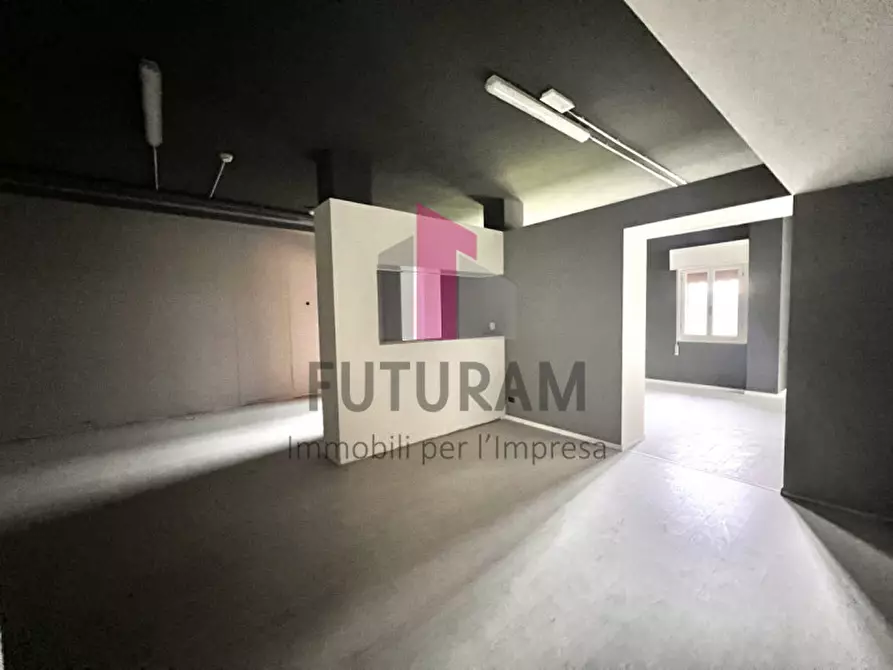 Immagine 18 di Negozio in vendita  a Vicenza