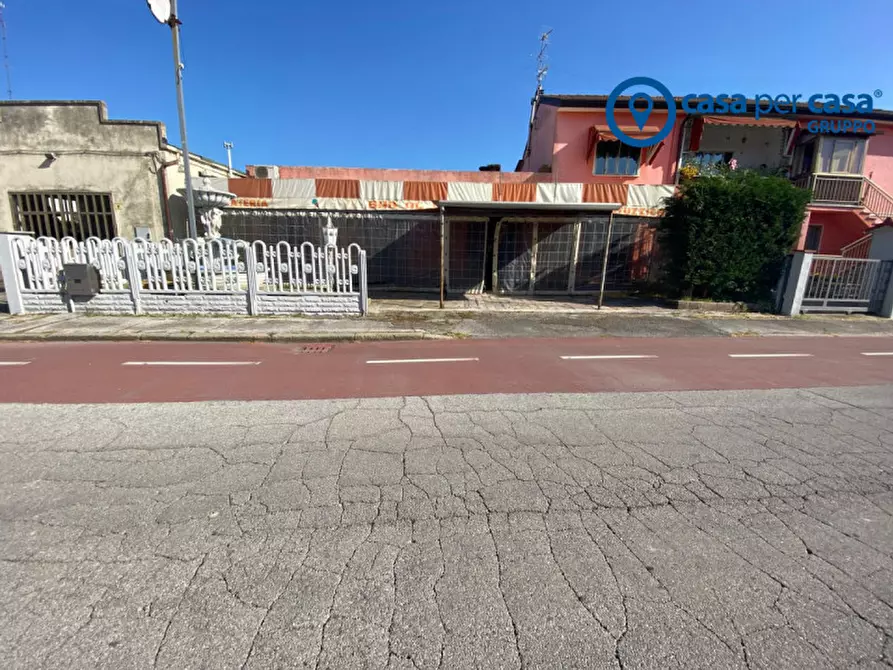 Immagine 1 di Attività commerciale in vendita  in Papozze, Via Gramsci a Papozze