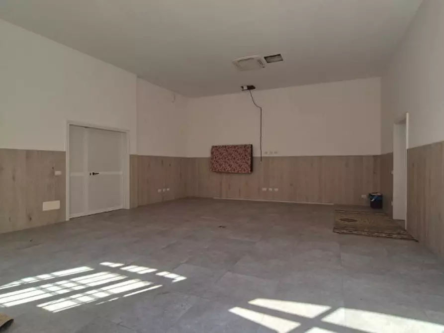 Immagine 3 di Attività commerciale in vendita  a Modena