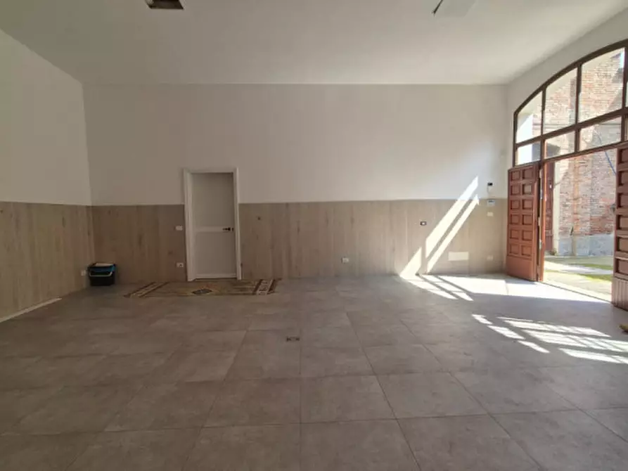 Immagine 5 di Attività commerciale in vendita  a Modena