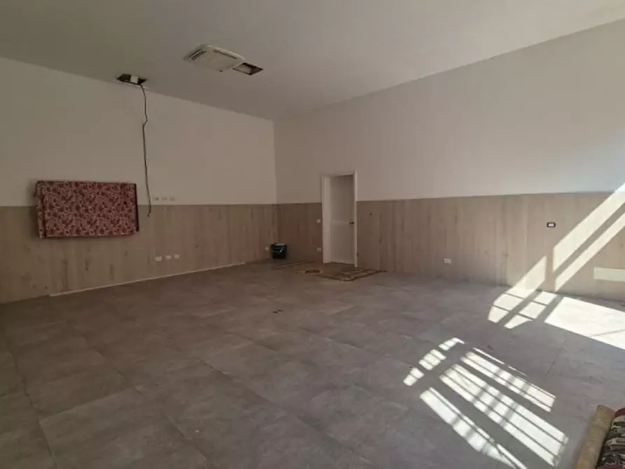 Immagine 8 di Attività commerciale in vendita  a Modena