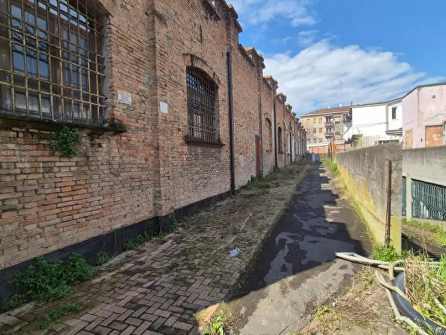 Immagine 10 di Attività commerciale in vendita  a Modena