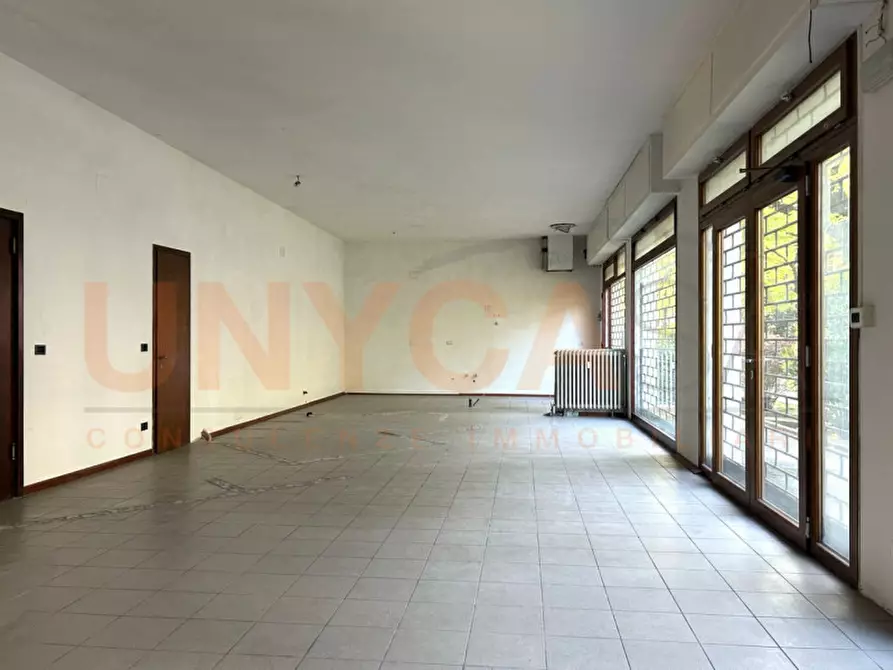 Immagine 1 di Negozio in affitto  a Padova