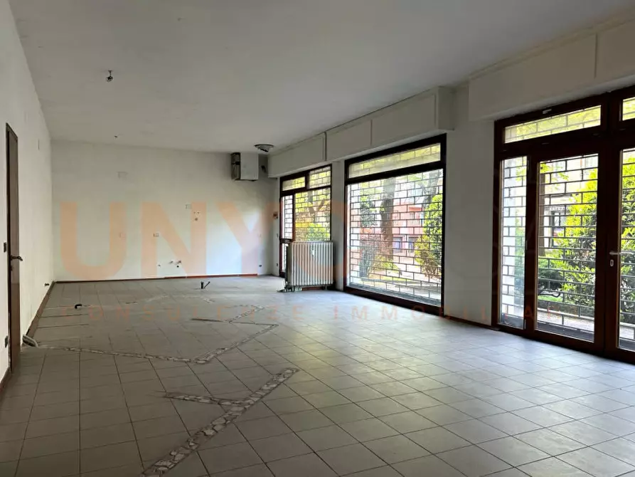 Immagine 2 di Negozio in affitto  a Padova