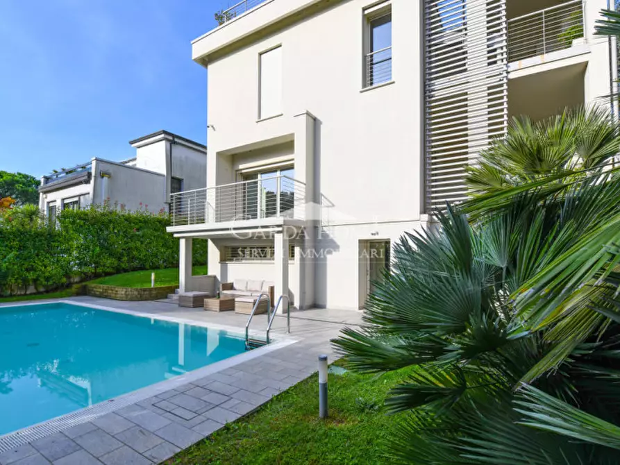 Immagine 2 di Villa in vendita  in Lungolago Cesare Battisti a Desenzano Del Garda