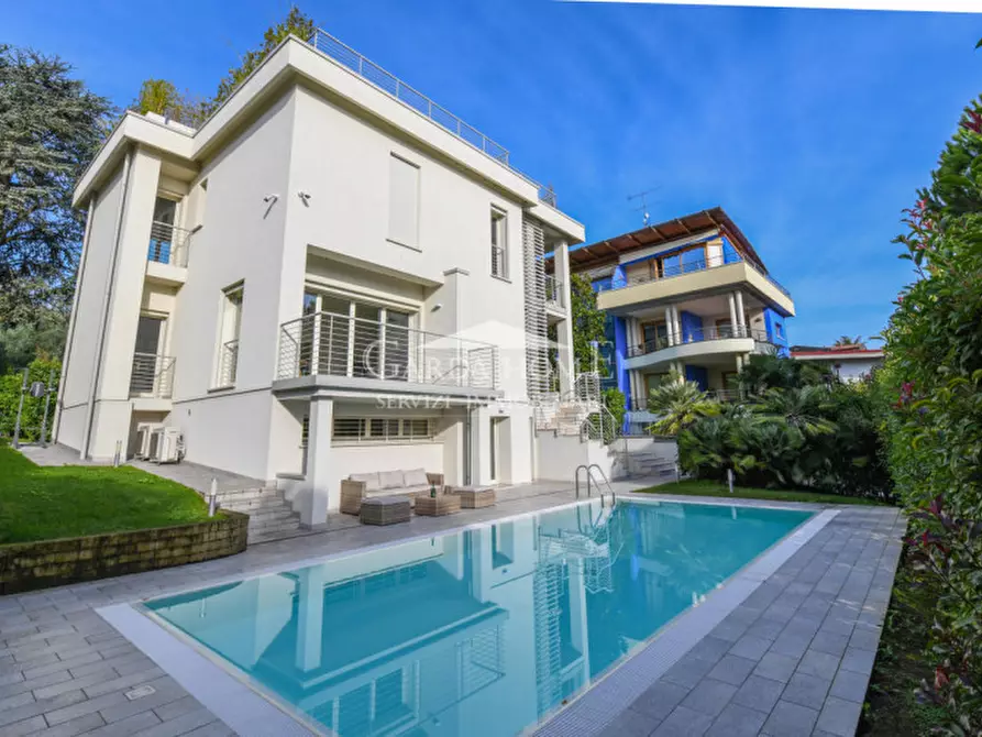 Immagine 2 di Villa in vendita  in Lungolago Cesare Battisti a Desenzano Del Garda
