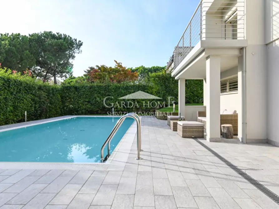 Immagine 3 di Villa in vendita  in Lungolago Cesare Battisti a Desenzano Del Garda