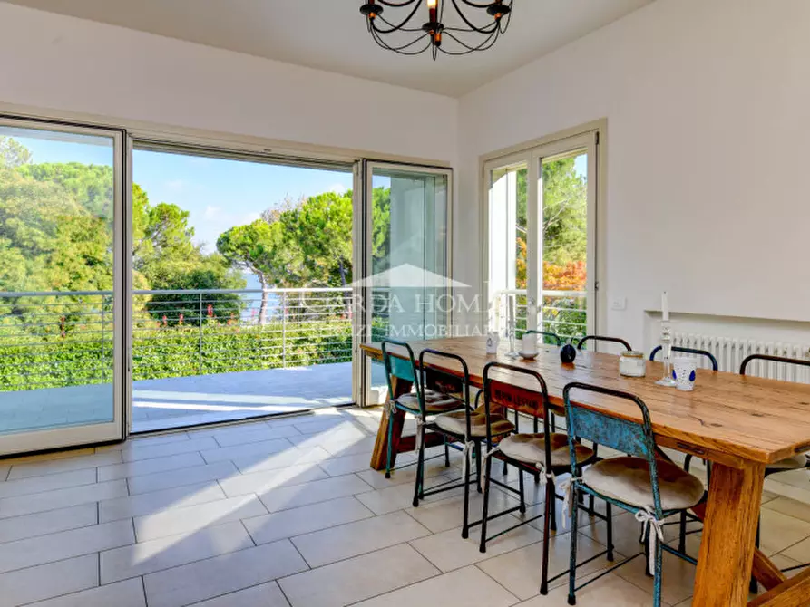 Immagine 17 di Villa in vendita  in Lungolago Cesare Battisti a Desenzano Del Garda